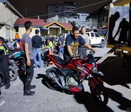 Satlantas Polresta Pekanbaru mengamankan puluhan sepeda motor saat malam Imlek (foto/Bayu)